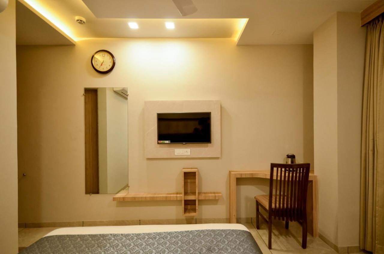 Hotel Repose อาเมดาบัด ภายนอก รูปภาพ