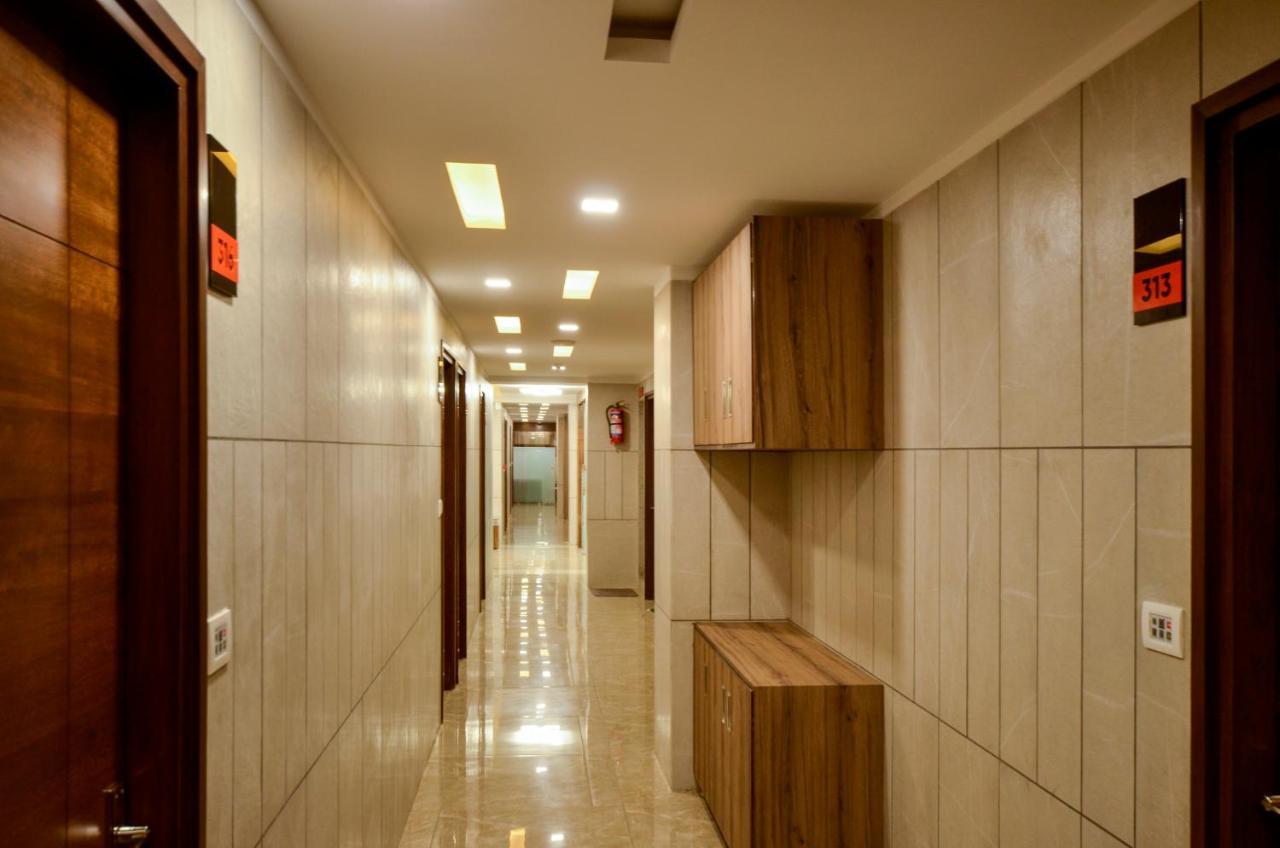 Hotel Repose อาเมดาบัด ภายนอก รูปภาพ