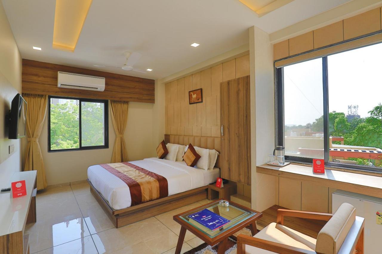 Hotel Repose อาเมดาบัด ภายนอก รูปภาพ