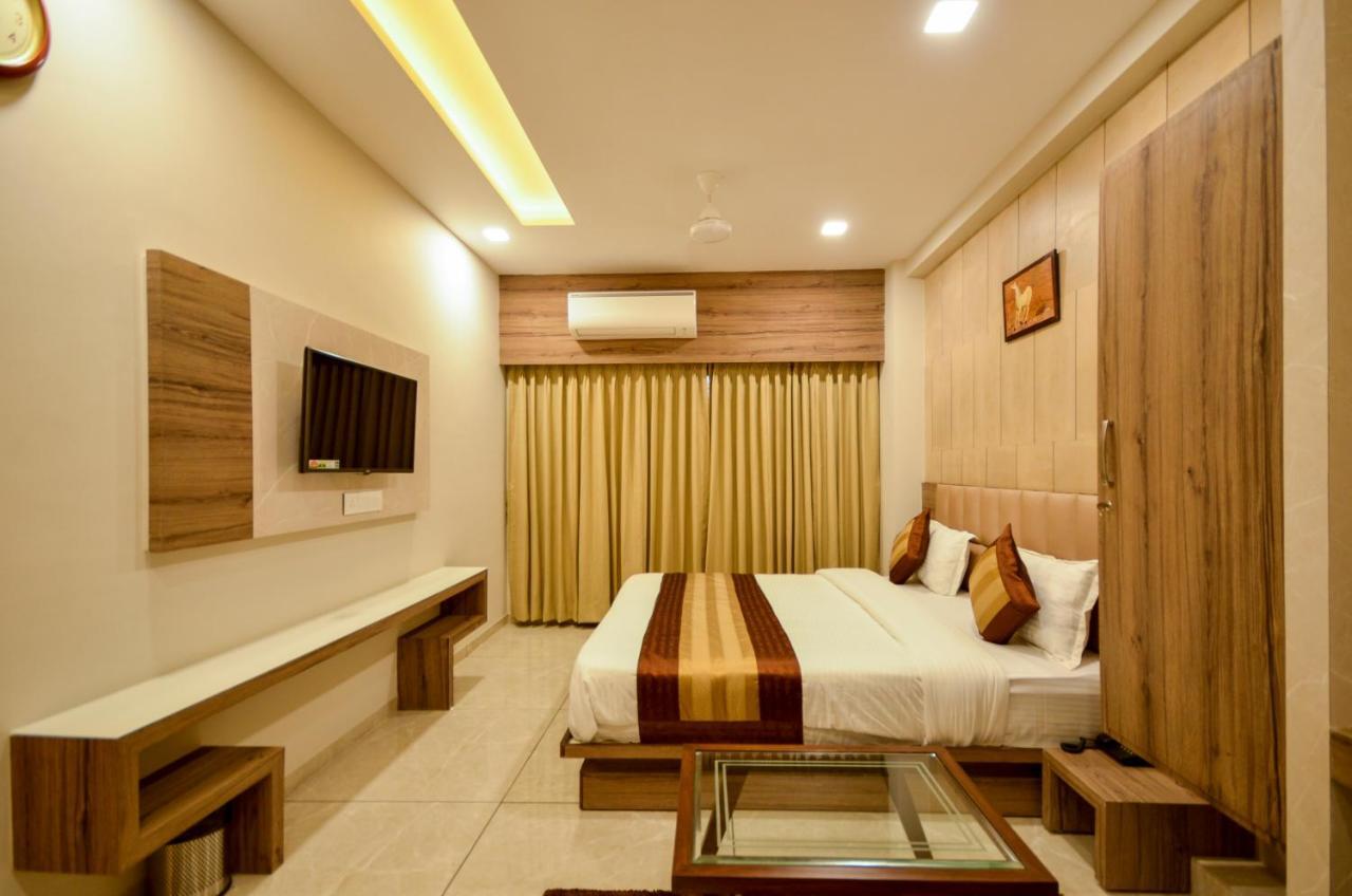 Hotel Repose อาเมดาบัด ภายนอก รูปภาพ