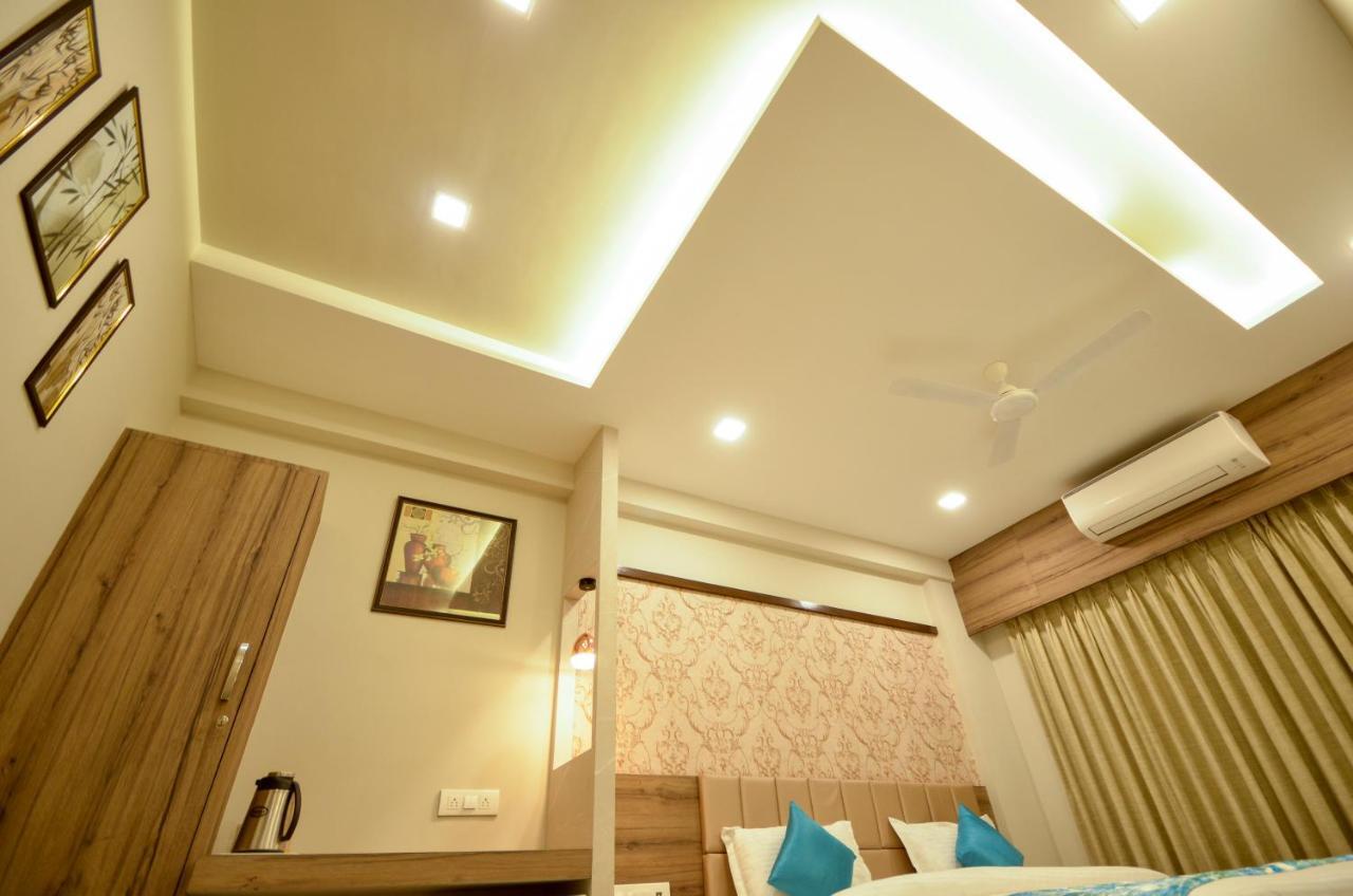 Hotel Repose อาเมดาบัด ภายนอก รูปภาพ