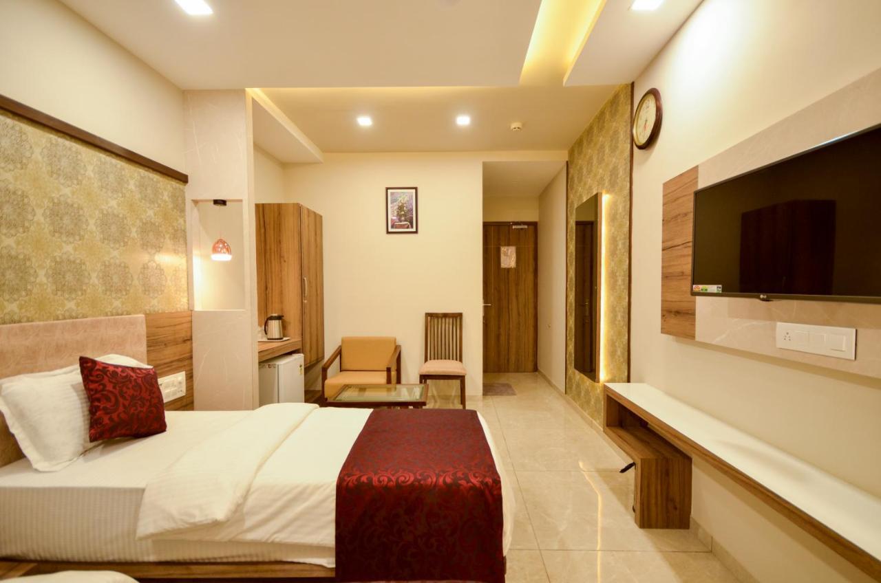Hotel Repose อาเมดาบัด ภายนอก รูปภาพ
