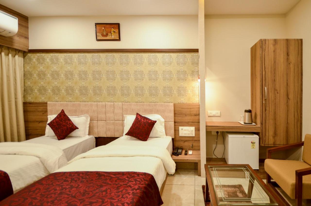 Hotel Repose อาเมดาบัด ภายนอก รูปภาพ