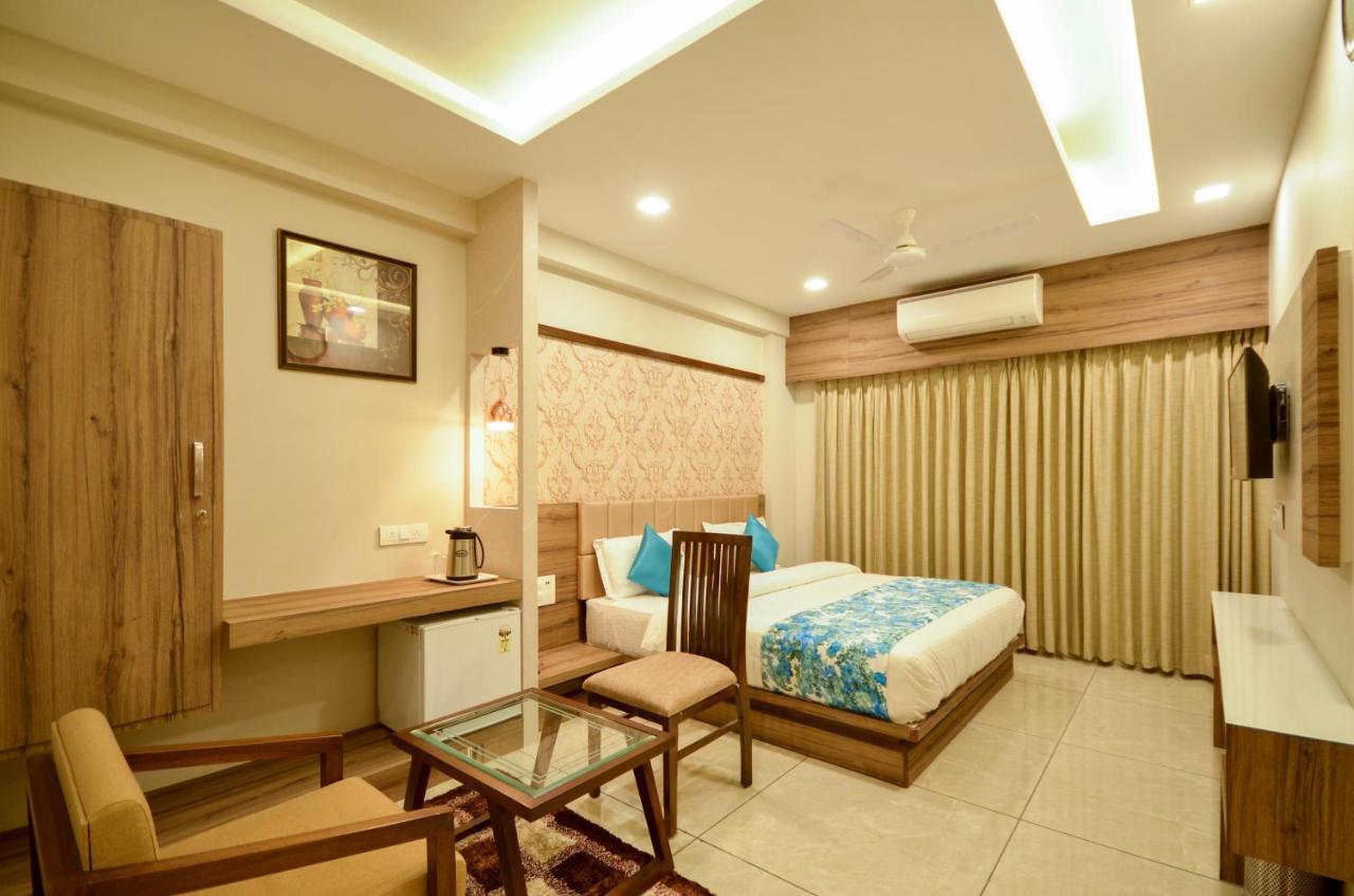 Hotel Repose อาเมดาบัด ภายนอก รูปภาพ